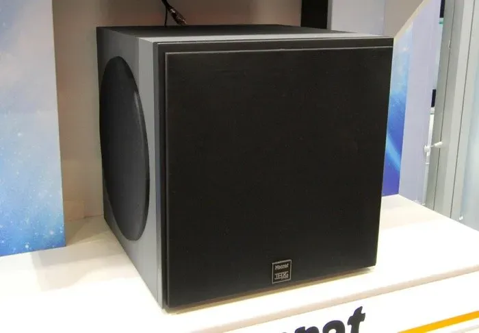 Magnat Cinema Ultra SUB 300-THX black