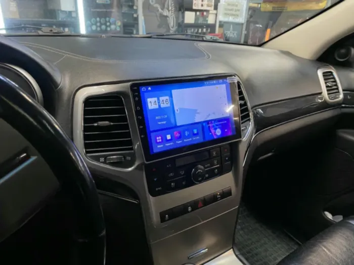 Магнитола для Jeep Grand Cherokee 2008-2012 Parafar (cо встроенным модулем для подключения камер 360) на Андроид 13 PF088LUX1XHD360