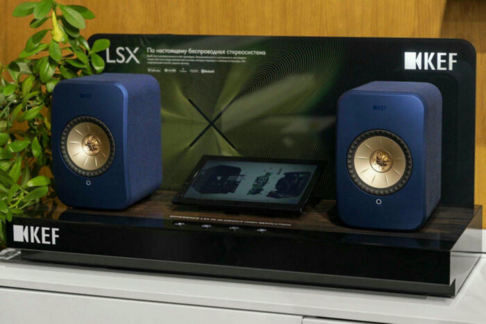 KEF LSX II Cobalt Blue + S1 Floor Stand